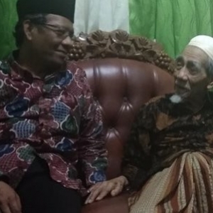 Mbah Maimoen: Saya Tidak Meragukan Ke-NU-an Pak Mahfud