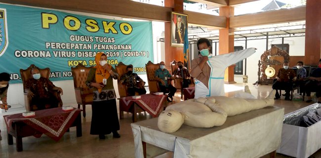 Tahapan pelatihan pemulasaran jenazah Covid-19 yang diikuti para modin di Salatiga berlangsung di Pendopo Pemkot Salatiga, Selasa (29/5). RMOL Jateng