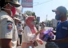 Gandeng Milenial, Satpol PP Kota Pekalongan Bagi Sembako ke Tukang Becak