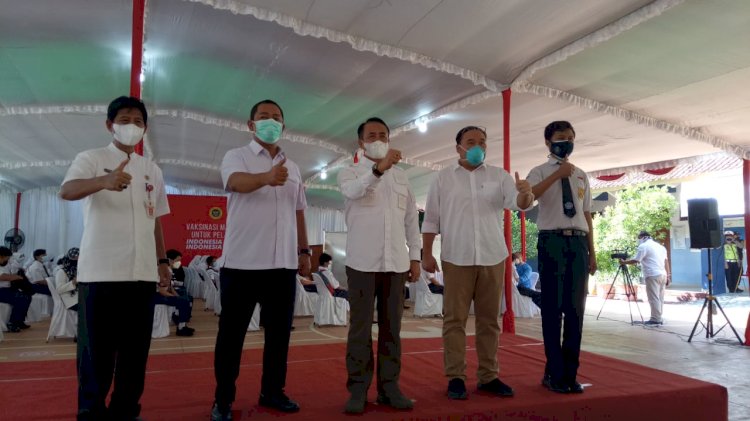 Walikota Semarang Hendrar Prihadi bersama Kepala BIN Daerah (Kabinda) Jawa Tengah, Brigjen TNI Sondi Siswanto saat vaksinasi pelajar di SMPN 3 Semarang/RMOLJateng