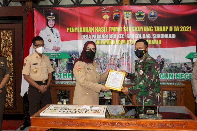 Bupati Sukoharjo, Etik Suryani dan Dandim 0726/Sukoharjo Letkol Inf Agus Adhy Darmawan, saat upacara penutupan terbatas TMMD Sengkuyung II/2021/RMOLJateng