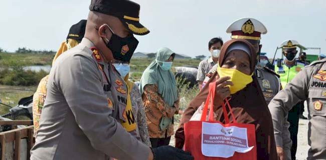 Polres Demak Polda Jawa Tengah menyalurkan 100 paket sembako ke warga. RMOL Jateng