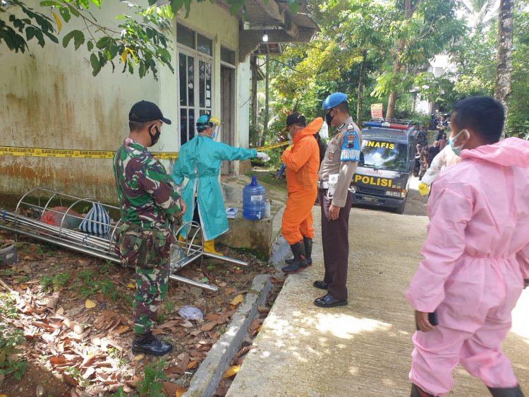 Korban tewas Aziz saat dievakuasi dari dalam kamarnya/RMOLJateng