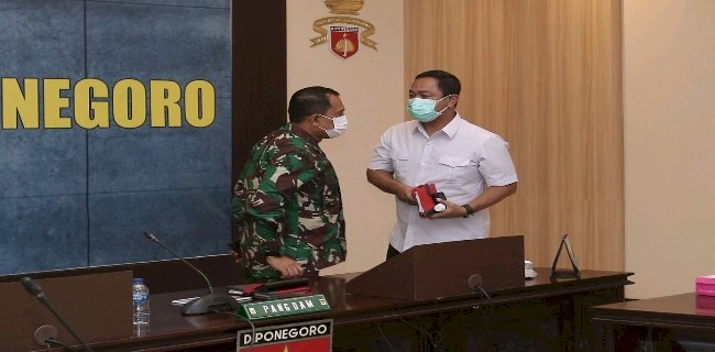 Pangdam IV/ Diponegoro Mayjen Rudianto dan Walikota Semarang Hendrar Prihadi, saat alokasi vaksin dari TNI, Kamis (15/7)/RMOLJateng