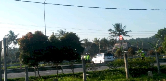 Kendaraan pribadi diminta putar balik petugas di Exit Tol Tingkir Salatiga, Jumat (16/7)/RMOLJateng