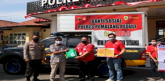 Penyaluran bantuan paket sembako untuk warga terdampak PPKM Darurat / RMOLJateng