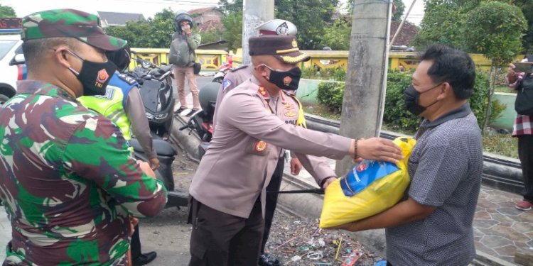 Kapolres Demak dan Komandan Kodim 0716/Demak Berikan Bingkisan ke Pedagang Kaki Lima (PKL).