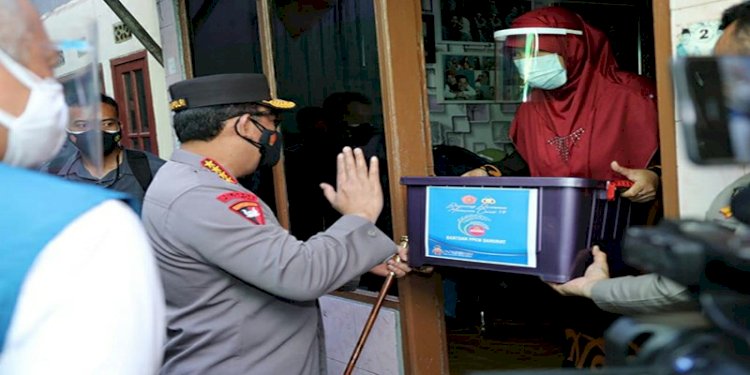 Kapolri Jenderal Listyo Sigit Prabowo saat memberikan bantuan sembako kepada warga di Bandung, Jawa Barat/Ist 