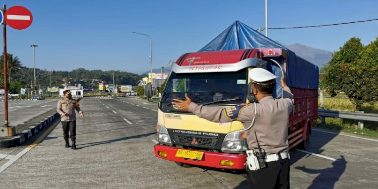 Petugas Polres Salatiga melakukan penyekatan di exit tol Tingkir