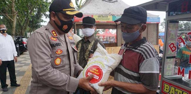 Kapolres Purbalingga AKBP Fannky Ani Sugiharto bersama Dandim 0702 Letkol Decky Zulhas membagikan secara langsung bantuan sosial (bansos).  RMOL Jateng