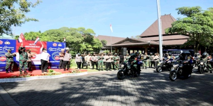 Kapolri Jenderal Listyo Sigit Prabowo saat memantau vaksinasi dan penyaluran bansos di Balaikota Solo, Sabtu (17/7)/RMOLJateng