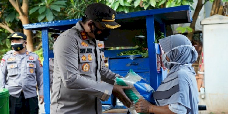 Kapolres Batang AKBP Edwin Louis memberikan bantuan sembako untuk pedagang kaki lima/RMOLJateng