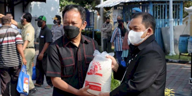 Ketua DPRD Jawa Tengah Bambang Kusriyanto memberikan gajinya untuk dibagikan kepada masyarakat yang terdampak PPKM Darurat. RMOL Jateng