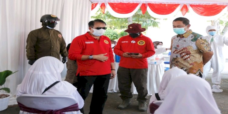 Kepala BIN Jawa Tengah, Brigjen TNI Sondi Siswanto dan Walikota Semarang Hendi, saat meninjau vaksinasi pelajar, Senin (19/7).