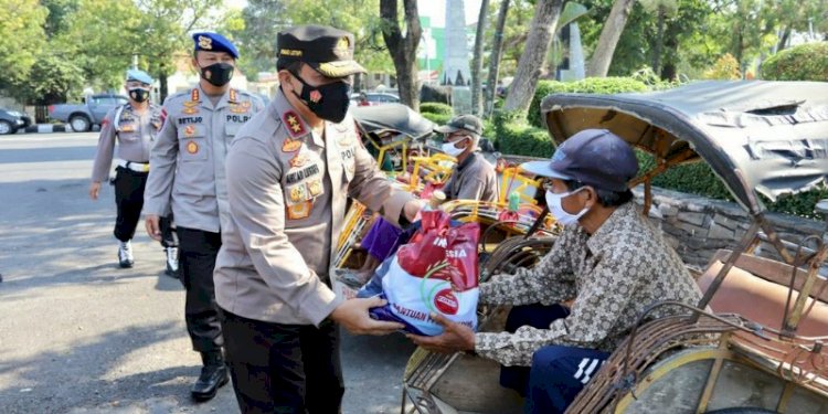 Kapolda Jateng Irjen Pol Ahmad Luthfi menyerahkan bantuan paket sembako/RMOLJateng