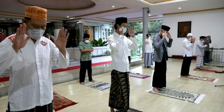 Ganjar Pranowo (tengah) melaksanakan sholat idul adha