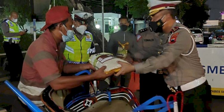 Direktorat Lalu lintas Polda Jateng memberikan sembako dan uang tunai kepada masyarakat pemgguna jalan raya yang terdampak penyekatan di sejumlah ruas jalan, Selasa (20/7). RMOL Jateng 