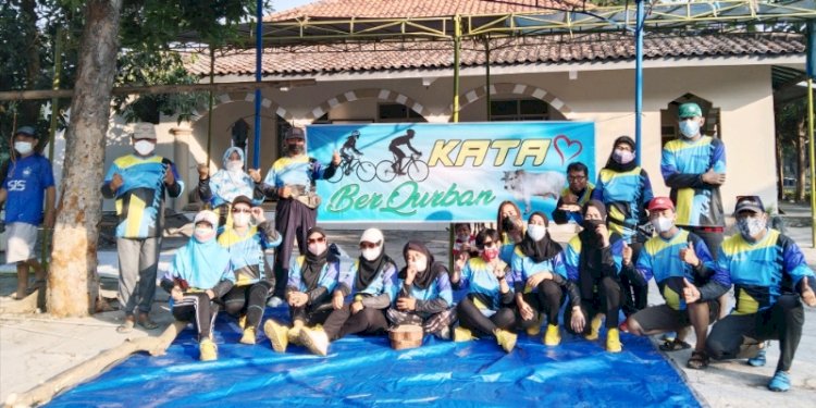 Komunitas gowes Katahati menggelar acara Katahati BerQurban, berbagi daging qurban, Rabu (21/7)/RMOLJateng