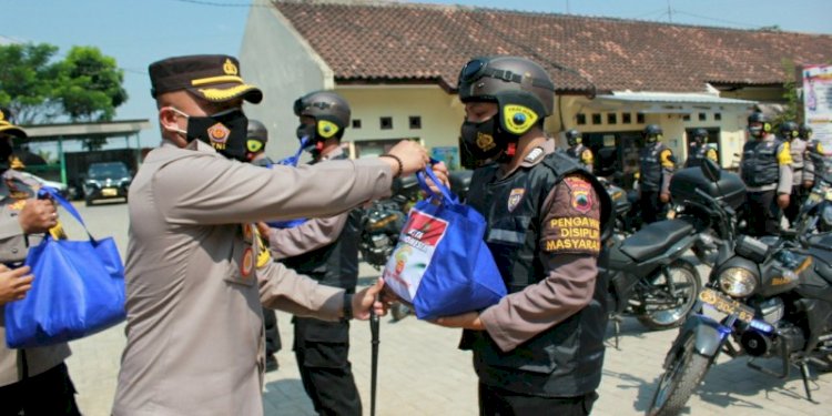 Kapolres Demak AKBP Andhika Bayu Adhitama memberikan paket sembako kepada anggota Bhabinkamtibmas untuk dibagikan kepada masyarakat/RMOLJateng