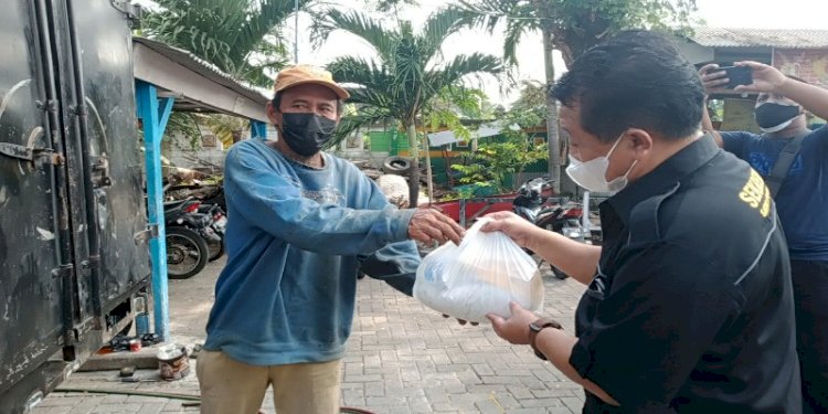 Kasat Pol PP Kota Semarang Fajar Purwoto memberikan paket sembako kepada warga/RMOLJateng
