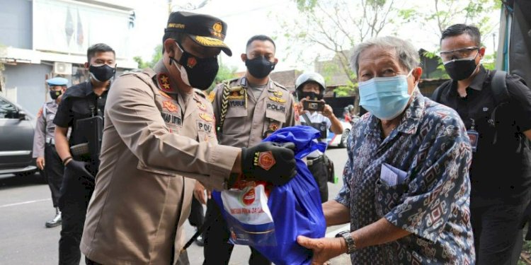 Kapolda Jateng Irjen Pol Ahmad Luthfi membagikan sembako di Klaten/RMOLJateng