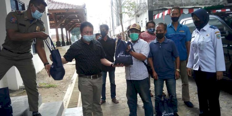Perwakilan IPAS Salatiga saat menerima bantuan dari Ketua DPRD Salatiga Dance Ishak Palit, di Pendopo Bung Karno Kompleks DPRD Salatiga, Kamis (22/7). RMOL Jateng 