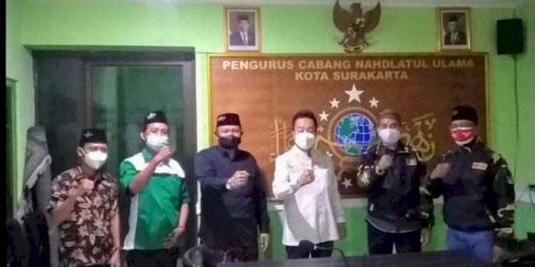 Pengusaha dan Penggiat Sosial asal Solo Tri Joko Santoso membagikan beras dan makanan siap saji bagi masyarakat terdampak PPKM Darurat. RMOL Jateng 