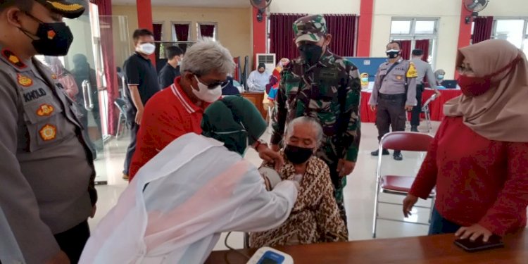 Kartinah (93) ikut vaksin setelah dijemput petugas di rumahnya/RMOLJateng