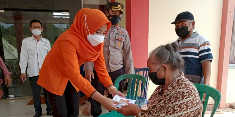 Seorang petugas menyerahkan BST kepada warga/RMOLJateng