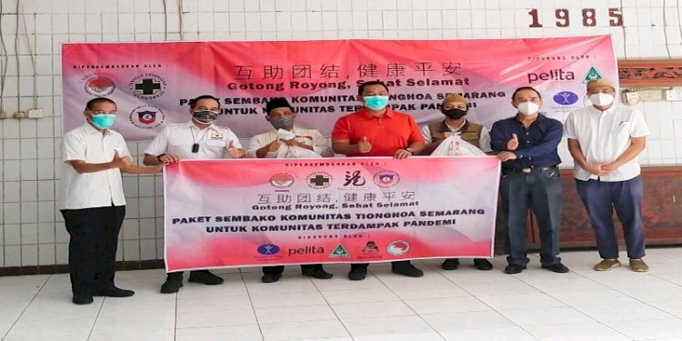 Pengurus PORINTI saat kegiatan pembagian paket sembako bagi komunitas terdampak Covid-19, Sabtu (24/7) / RMOLJateng