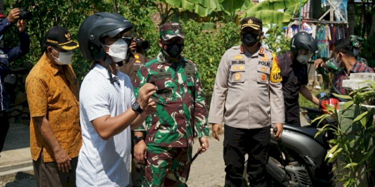 Dandim 0736/Batang Letkol Arh Yan Eka Putra bersama Bupati Batang Wihaji dan Kapolres Batang AKBP Edwin Louis Sengka memberi bantuan sembako dan obat pada pasien Covid-19 yang Isoman.