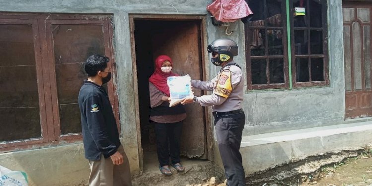 Aparat Polsek Blado membagi bantuan pada para Janda kurang mampu.