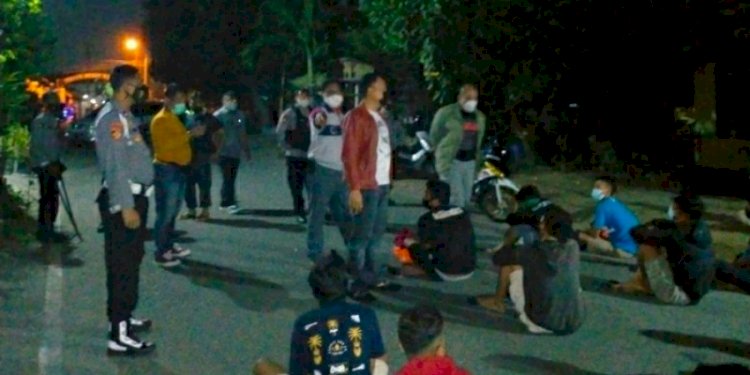 Polisi mengamankan puluhan pemuda karena bergerombol saat PPKM Level 4