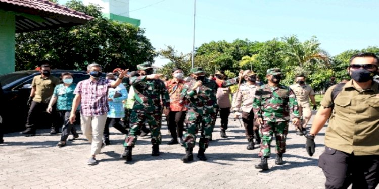 Panglima TNI Marsekal Hadi Tjahjanto saat meninjau RS Darurat Covid-19, Minggu (25/7)/RMOLJateng