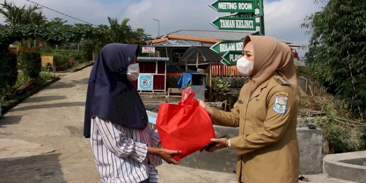 Bupati Purbalingga Dyah Hayuning Pratiwi saat memberikan bantuan paket sembako bagi UMKM wisata / RMOLJateng