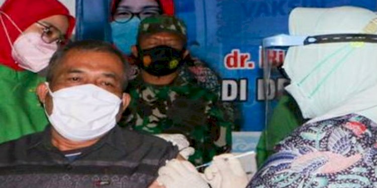 Kades Jenar, Samto saat mengikuti vaksinasi/RMOLJateng