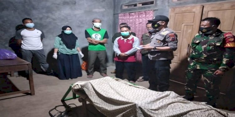 Polisi saat mengevakuasi jasad Rakini (62) yang tewas gantung diri / RMOLJateng