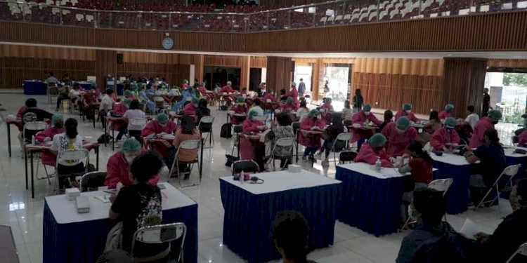 Ribuan mahasiswa sedang divaksin di Balairung UKSW. RMOL Jateng