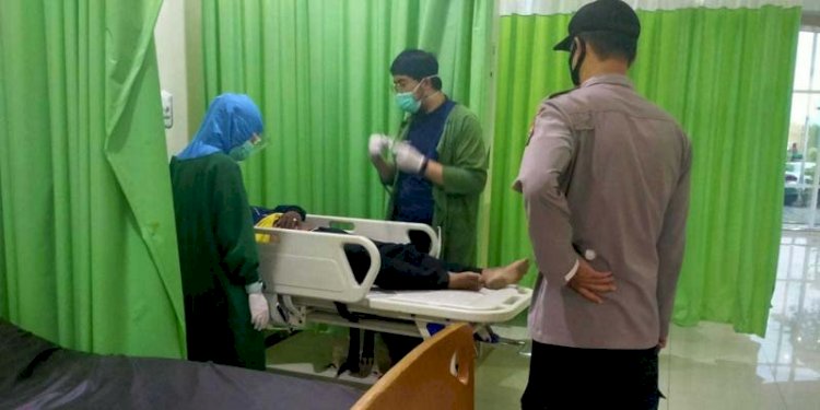 Pengendara sepeda motor menabrak pohon dan harus mendapatkan perawatan di rumah sakit. RMOL Jateng