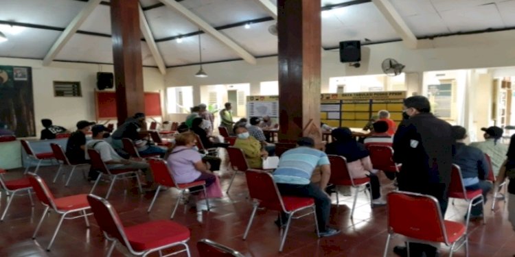 Warga Solo menerima pembagian Bantuan Sosial Tunai (BST)/RMOL Jateng)
