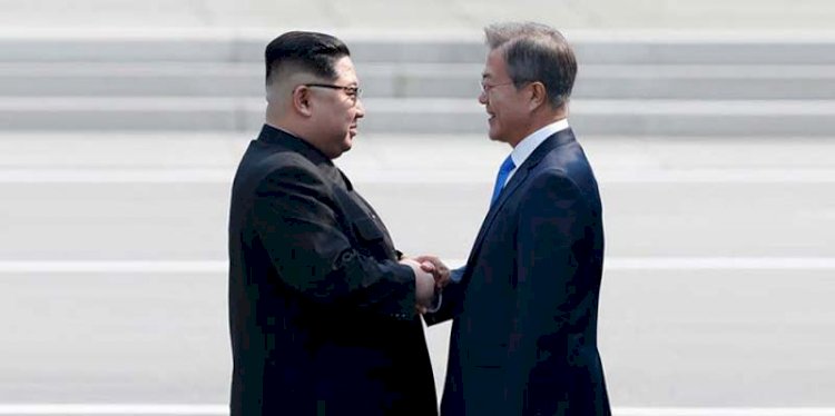 Kim Jong Un (kiri) dan Moon Jae-in (kanan). 