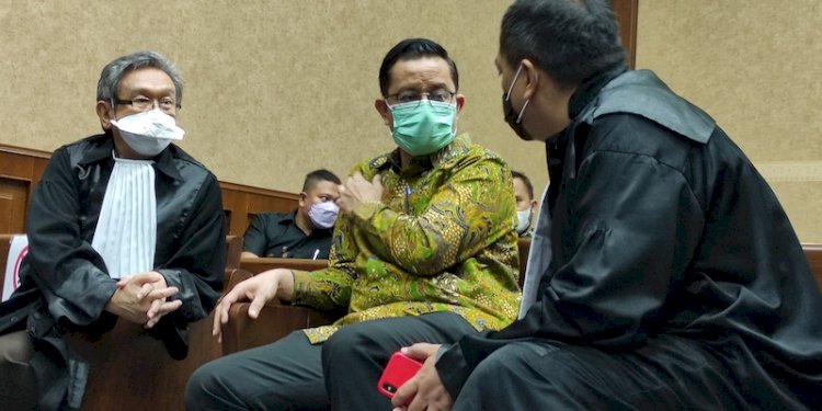 Mantan Menteri Sosial Juliari P. Batubara bersama para pengacaranya/RMOL 