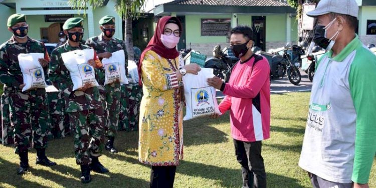 Bantuan paket sembako untuk relawan pemakaman Covid-19 dan masyarakat terdampak di Sukoharjo diserahkan. RMOL Jateng 