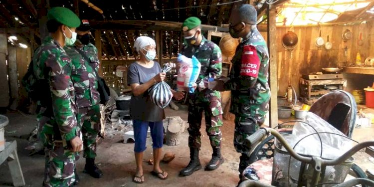 Babinsa di wilayah Asinan Koramil Bawen 15 Kodim 0714 Salatiga melakukan upaya jemput bola menyalurkan bantuan kepada warga. RMOL Jateng 