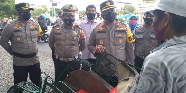 Kapolres Demak, AKBP Budi Adi Buono, langsung terjun memantau giat penyekatan di Pos Penyekatan PPKM Level 4 Bogorame Demak. RMOL Jateng