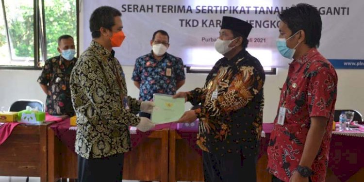 PT Perusahaan Listrik Negara Persero menyerahkan sertifikat tanah pengganti Tanah Kas Desa  atau Ruislaag milik Pemerintah Desa Karangjengkol, Kecamatan Kutasari, Purbalingga, Kamis (29/7). 