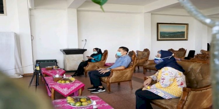 Wali Kota Salatiga Yuliyanto, SE., MM., saat mengikuti pengumuman Kementerian Pemberdayaan Perempuan dan Perlindungan Anak secara virtual dari Rumah Dinas Wali Kota, Kamis (29/7). / RMOL Jateng