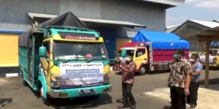 Bupati Jepara, Dian Kristiandi menyalurkan beras kepada warga. /RMOL Jateng 