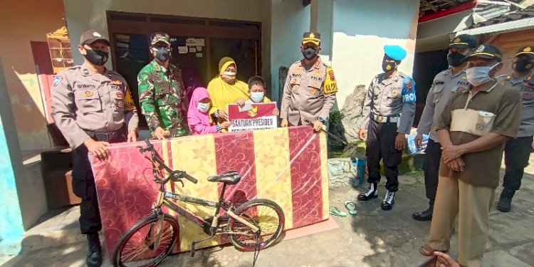 Ghifari, anak yatim piatu karena Covid-19 saat menerima tahungan pendidikan dari Presiden Jokowi/RMOLJateng