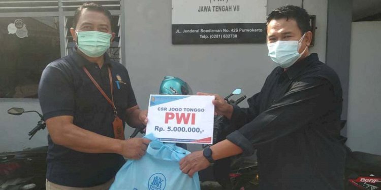 Direktur PT BPR BKK Purwokerto Sugeng Priyono (kiri) menyerahkan Bantuan secara Simbolis kepada Ketua PWI Banyumas Lilik Darmawan. 